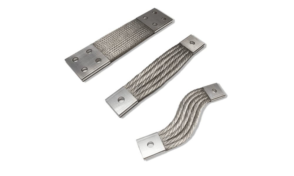 Busbar flexible link that absorbs vibrations caused by operations and movements inside machines and protects against movements and expansions in machines and equipment